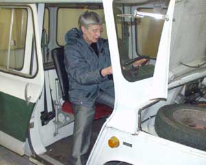 Auch Marion steht der Wagen gut